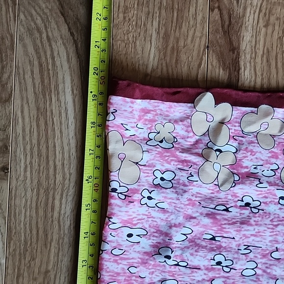 Kananginak Pootoogook  Fisher women rectangle silk scarf - Picture 6 of 11